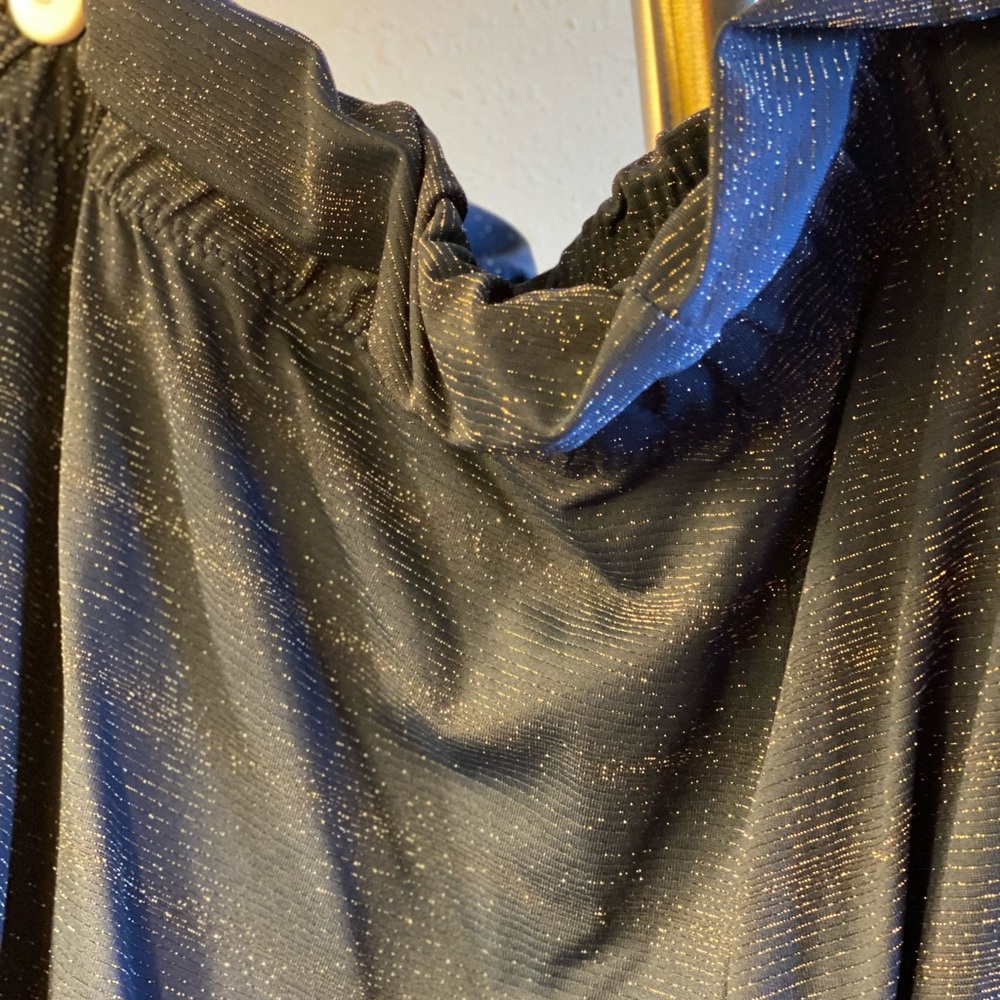 Beautiful shiny textured dressy capris.